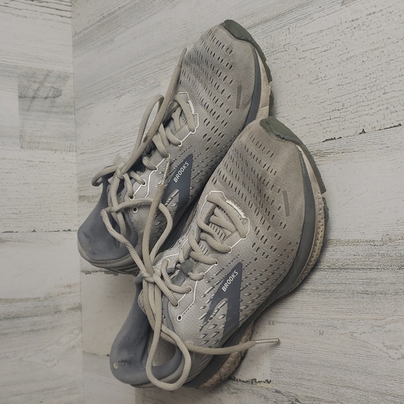 Brooks Ghost 13 gray and white running shoes. Size 10W - Picture 1 of 12